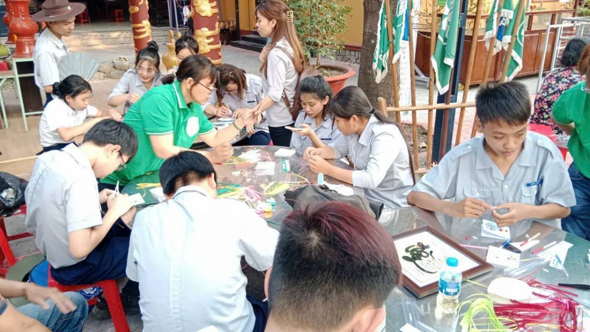 Áo dài dân tộc Việt lộng lẫy, tỏa sáng cùng nghệ thuật Quilling độc bản