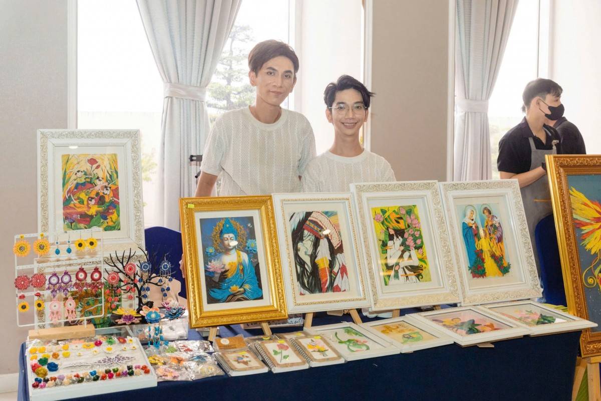 Áo dài dân tộc Việt lộng lẫy, tỏa sáng cùng nghệ thuật Quilling độc bản