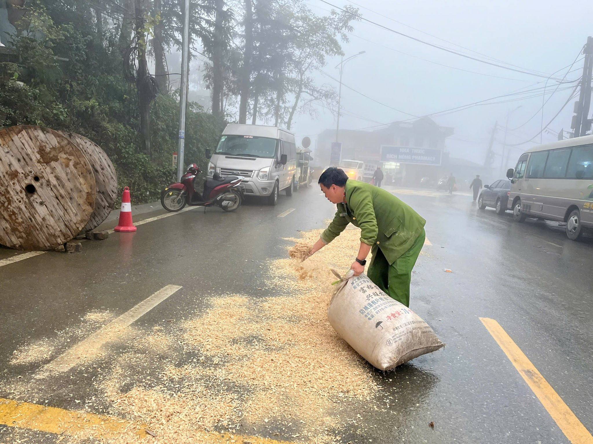 Hành động đẹp giữa sương mù: Công an Sa Pa kịp thời ngăn tai nạn giao thông