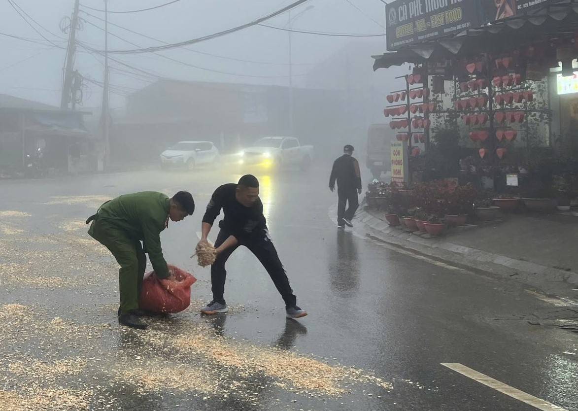 Hành động đẹp giữa sương mù: Công an Sa Pa kịp thời ngăn tai nạn giao thông