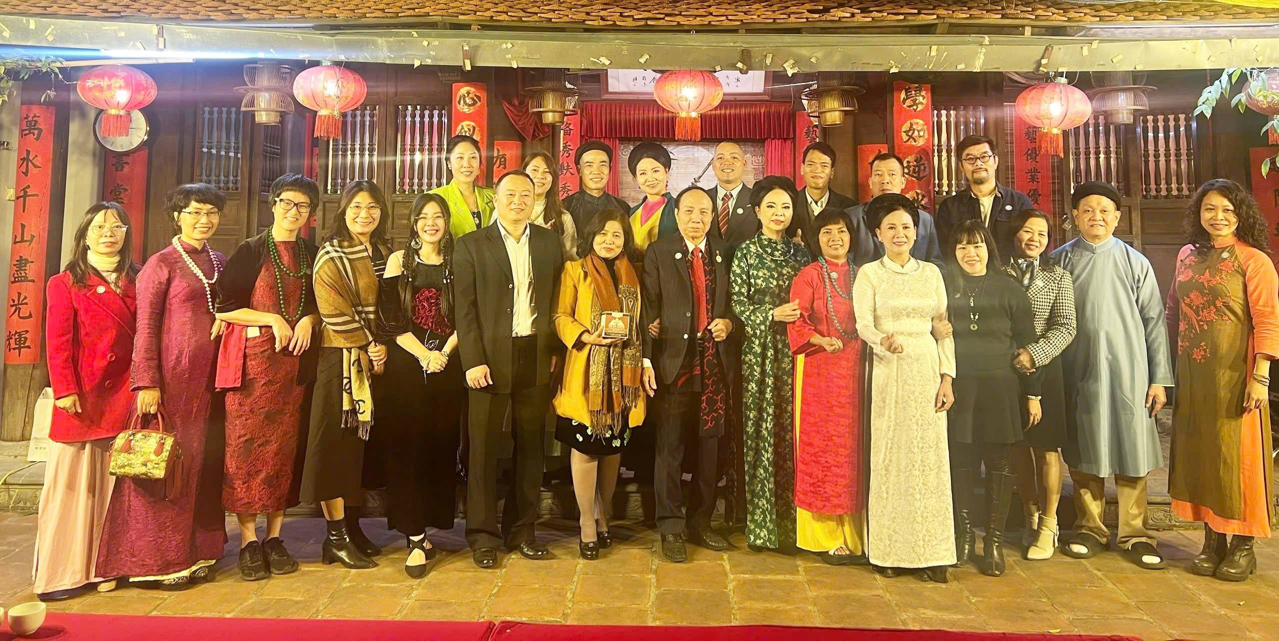 Tôn vinh tinh hoa nghệ thuật dân gian của Câu lạc bộ Doanh nhân Văn hóa UNESCO