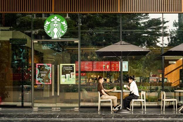 Café Starbucks dưới chân ROX Tower Goldmark City. Ảnh: Starbucks