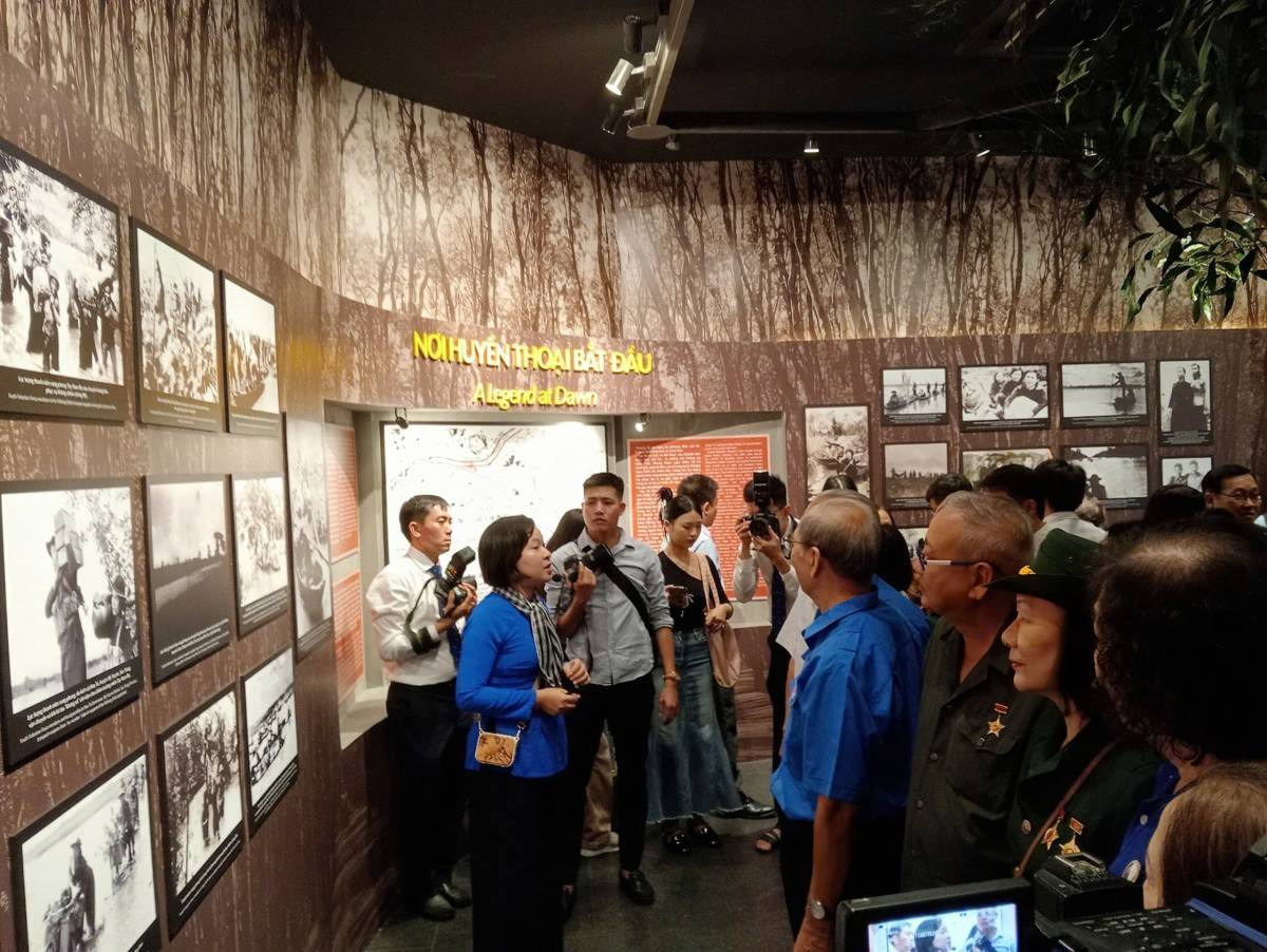 Các đại biểu tham quan và nghe kể về Tuyến đường 1C 