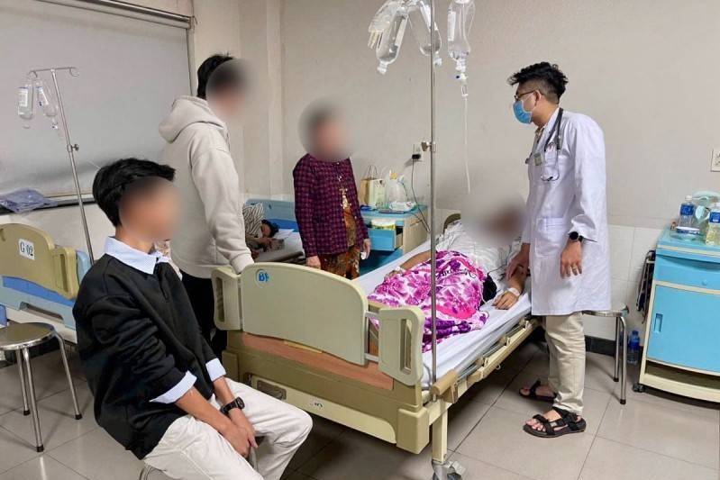 Chủ xe bánh mì khiến 90 người ngộ độc thực phẩm đã bị phạt 92 triệu đồng, đình chỉ hoạt động 4 tháng