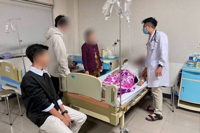 Chủ xe bánh mì khiến 90 người ngộ độc thực phẩm đã bị phạt 92 triệu đồng, đình chỉ hoạt động 4 tháng