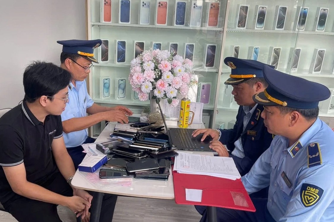 Quảng Trị: Tạm giữ hàng trăm điện thoại iPhone không hóa đơn, chứng từ