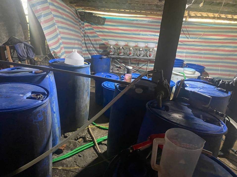 Bên trong cơ sở sản xuất rượu 