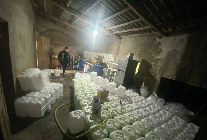 880 lít rượu không nguồn gốc ở Lào Cai: Câu hỏi về trách nhiệm quản lý địa bàn cấp xã