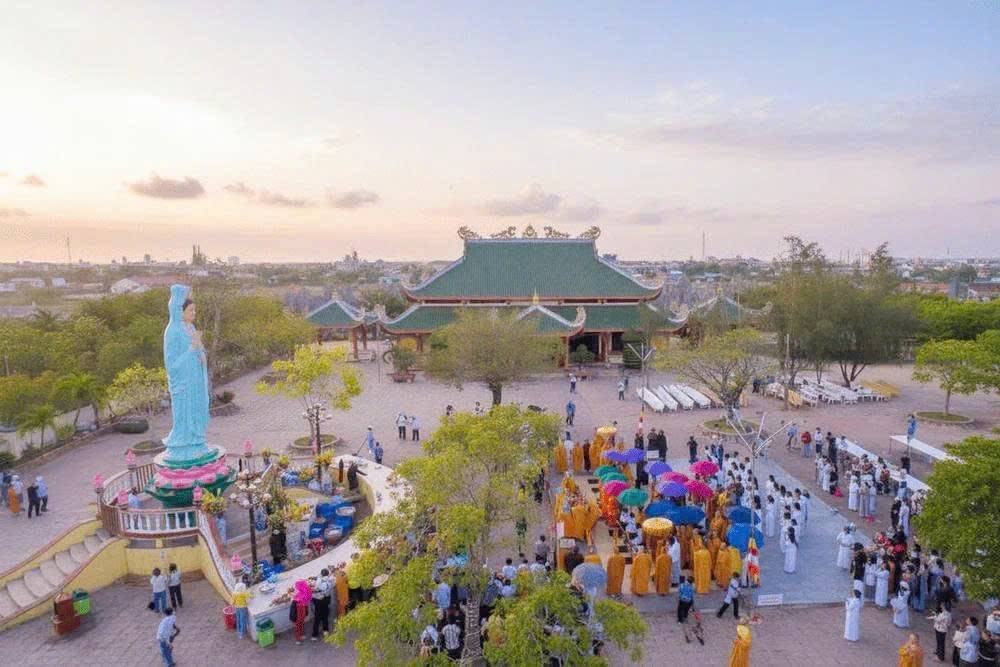 Quán Âm Phật Đài, phường Hiệp Thành, Cà Mau luôn đông đúc du khách đến tham quan.