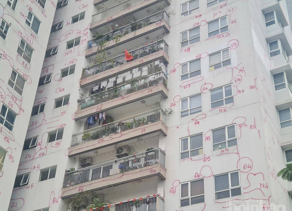 Ký hiệu lạ phủ kín chung cư: "Vẽ bùa" hay cảnh báo chất lượng công trình?