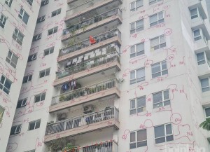 Ký hiệu lạ phủ kín chung cư: "Vẽ bùa" hay cảnh báo chất lượng công trình?