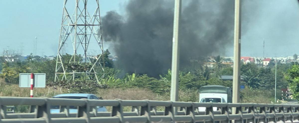 Vào lúc 11h 05 phút ngày 8/1/2025 đám khói đen cuộn lên từ đám rác  cháy gần đường Nguyễn Trường Tộ Hải Phòng