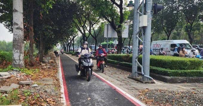 Xe máy chạy ngay trong làn đường dành riêng cho xe đạp trên đường Mai Chí Thọ