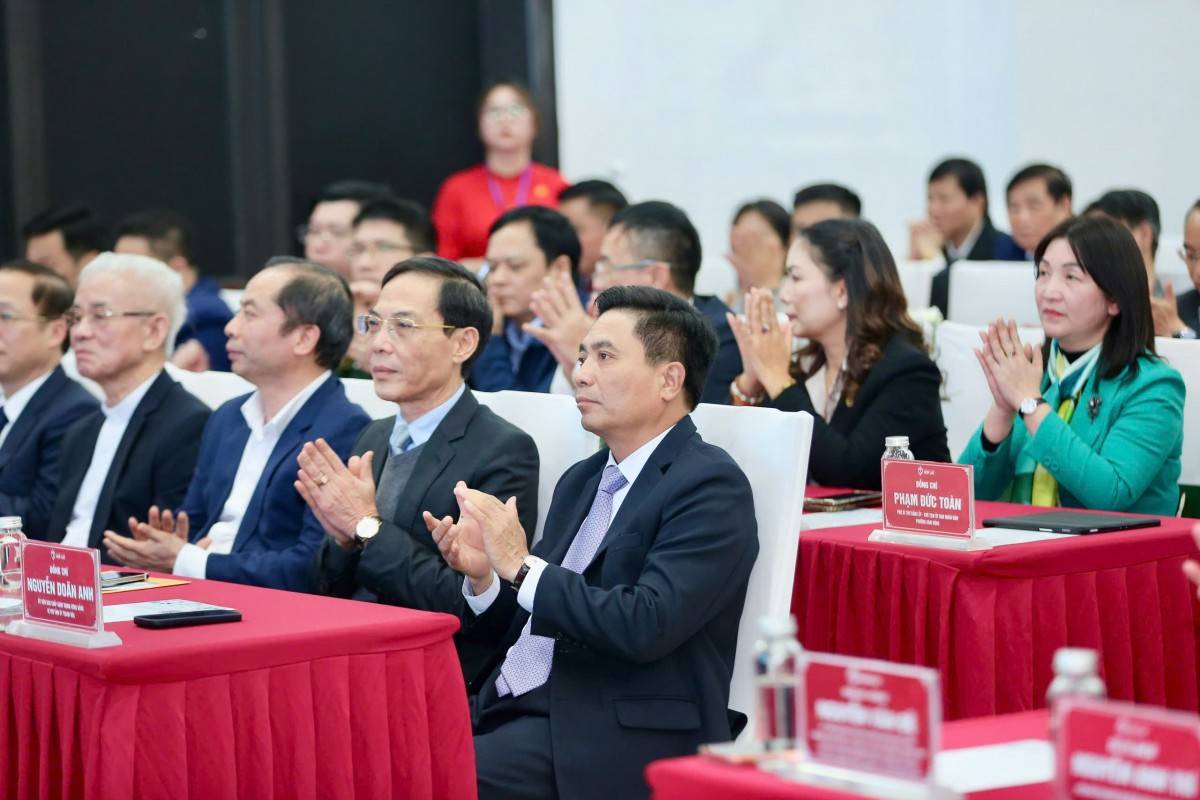 Bí thư Tỉnh ủy Nguyễn Doãn Anh và các đại biểu tham dự buổi lễ.