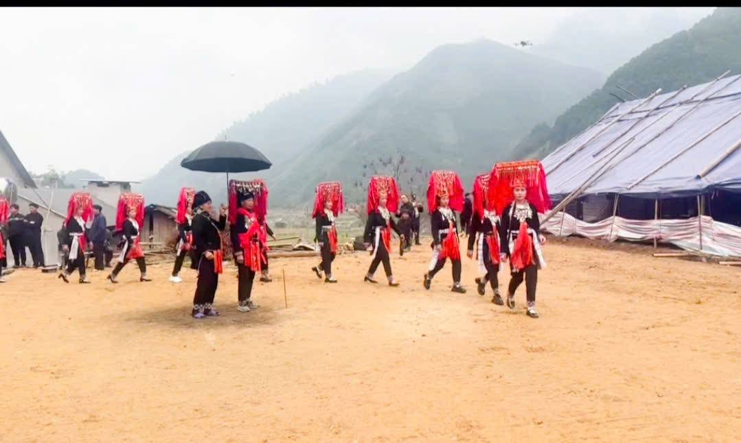 Các cô gái thực hiện các nghi lễ trong Lễ cấp sắc