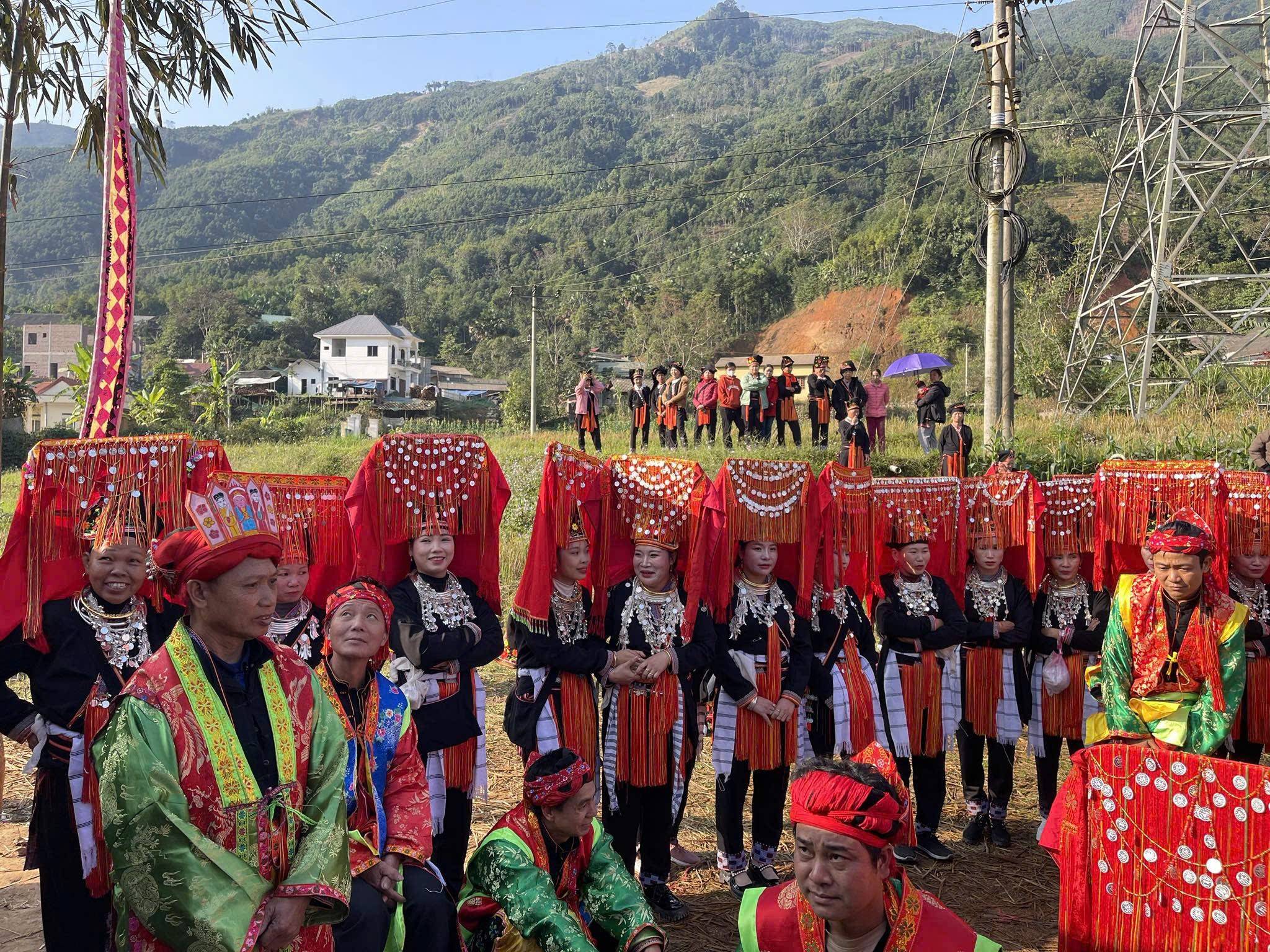 Các thầy cúng làm nghi lễ cấp sắc