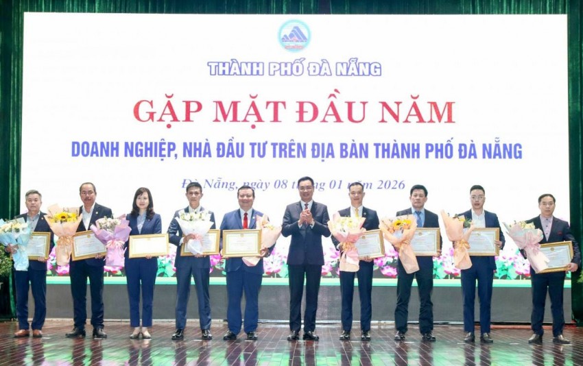 Bí thư Thành ủy Lê Ngọc Quang trao thưởng cho các tập thể thực hiện công tác an sinh xã hội và phòng chống thiên tai nổi bật trên địa bàn thành phố