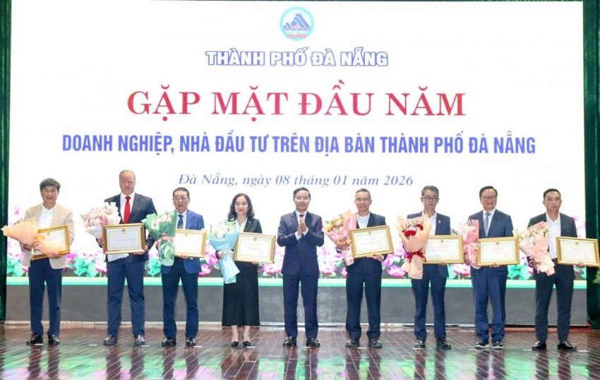 Chủ tịch UBND thành phố Phạm Đức Ấn trao thưởng cho các tập thể nộp thuế lớn vào ngân sách thành phố  Cùng thành phố trao đổi, phản ánh những khó khăn, vướng mắc của doanh nghiệp cũng như thẳng thắn, trách nhiệm tư vấn, hiến kế giúp thành phố những giải p