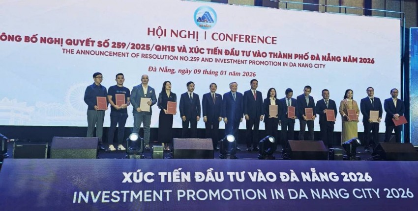 Trong khuôn khổ Hội nghị, Ủy ban nhân dân thành phố Đà Nẵng đã công bố các Quyết định chấp thuận chủ trương đầu tư, Quyết định chấp thuận nhà đầu tư, Giấy chứng nhận đăng ký đầu tư
