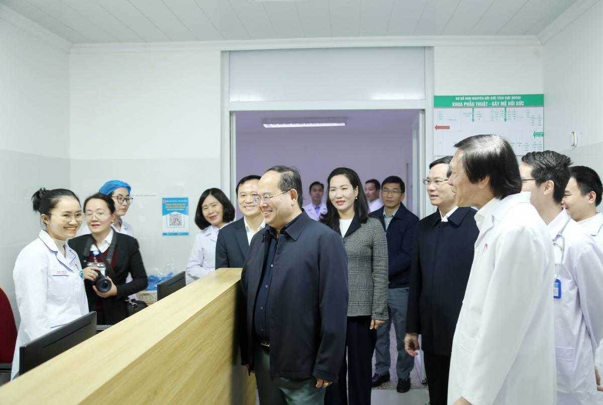 Đồng chí Bí thư Tỉnh ủy trò chuyện với y, bác sĩ Khoa phẫu thuật gây mê hồi sức.