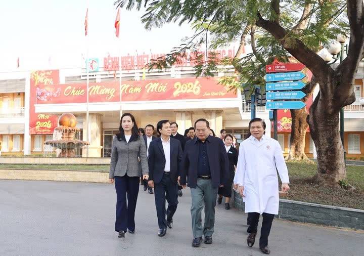 Đồng chí Quản Minh Cường, Bí thư Tỉnh ủy, Trưởng Đoàn ĐBQH tỉnh làm việc với Bệnh viện Việt Nam - Thụy Điển Uông Bí.