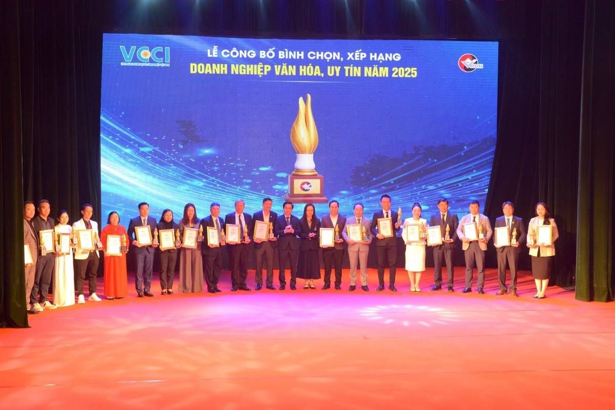 Phục Hưng Holdings được vinh danh “Doanh nghiệp Văn hóa, Uy tín năm 2025”