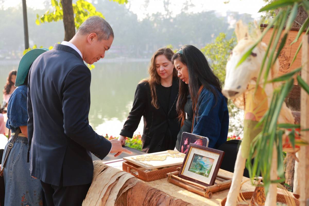 Hơn 200 đơn vị sáng tạo tụ hội bên hồ Hoàn Kiếm, khởi động hành trình Lễ hội Thiết kế Sáng tạo 2026