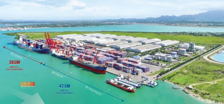 Song song với phát triển sân bay, cụm cảng Chu Lai được định hướng phát triển thành cảng loại I, với các khu bến Tam Hiệp – Tam Hòa và Kỳ Hà, có khả năng tiếp nhận tàu đến 50.000 DWT