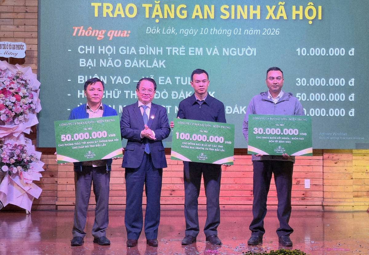 Công ty Cổ phần Bia Sài Gòn - Miền Trung trao tặng kinh phí ủng hộ công tác an sinh trên địa bàn tỉnh. 