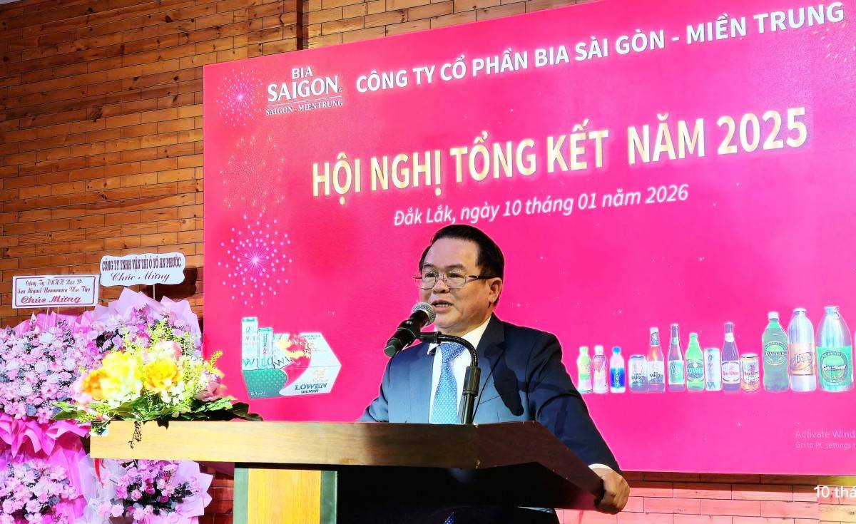 Ông Huỳnh Văn Dũng, Bí thư Đảng ủy - Thành viên HĐQT, Tổng Giám đốc Công ty Cổ phần Bia Sài Gòn - Miền Trung phát biểu tại hội nghị.