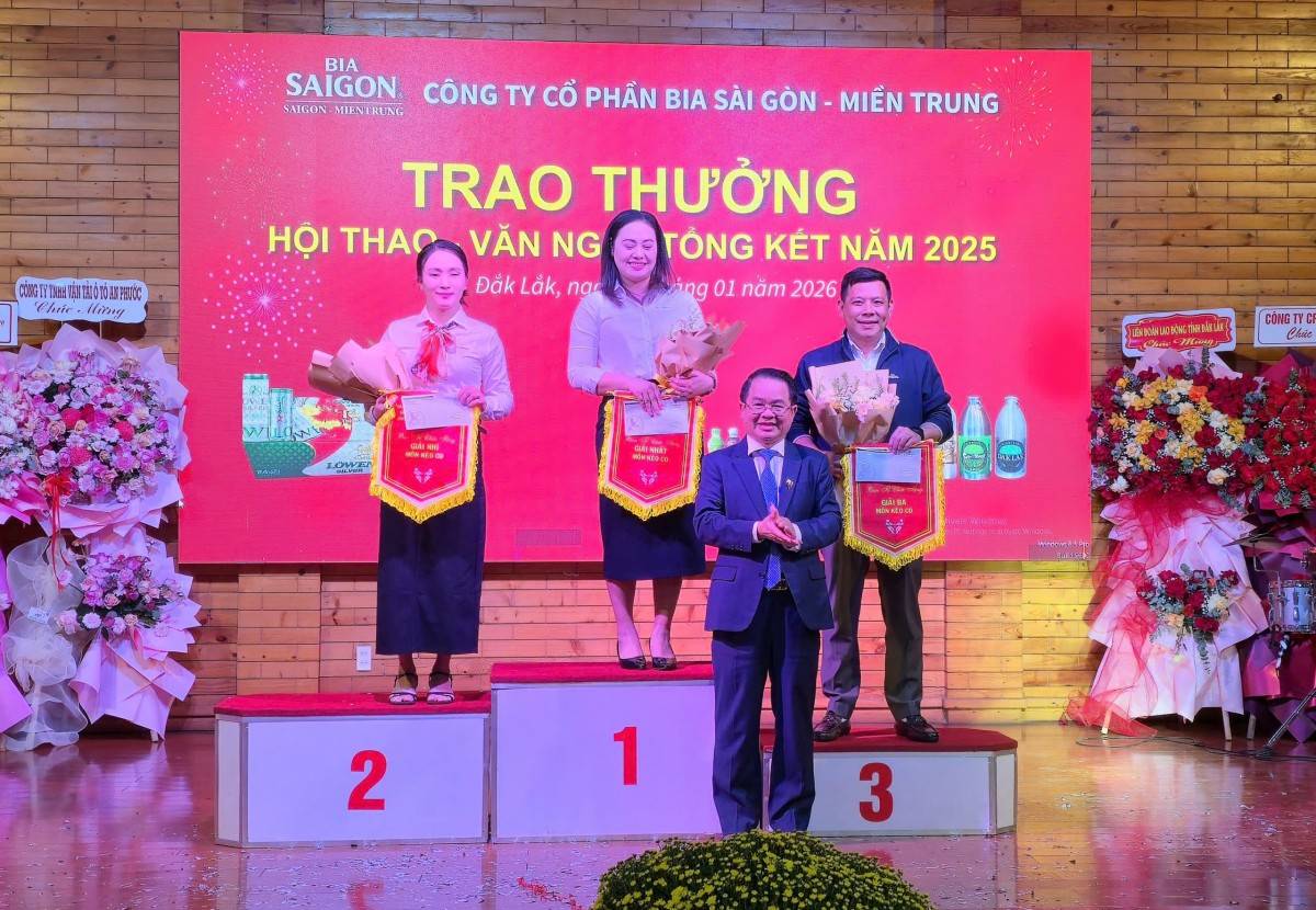 - Ông Huỳnh Văn Dũng, Bí thư Đảng ủy - Thành viên HĐQT, Tổng Giám đốc Công ty trao thưởng hội thao - văn nghệ cho các đơn vị đạt thành tích.