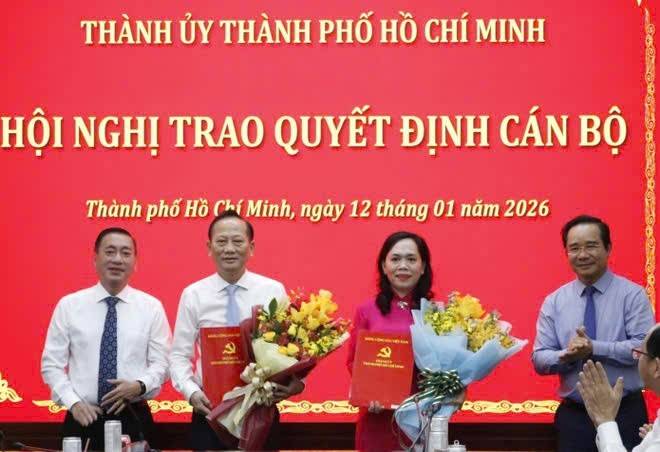 Lãnh đạo Thành phố chúc mừng các cán bộ được điều động, bổ nhiệm