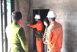 Lào Cai: Điện lực Trấn Yên cùng Công an xã Lương Thịnh sớm cấp điện cho người dân tái định cư