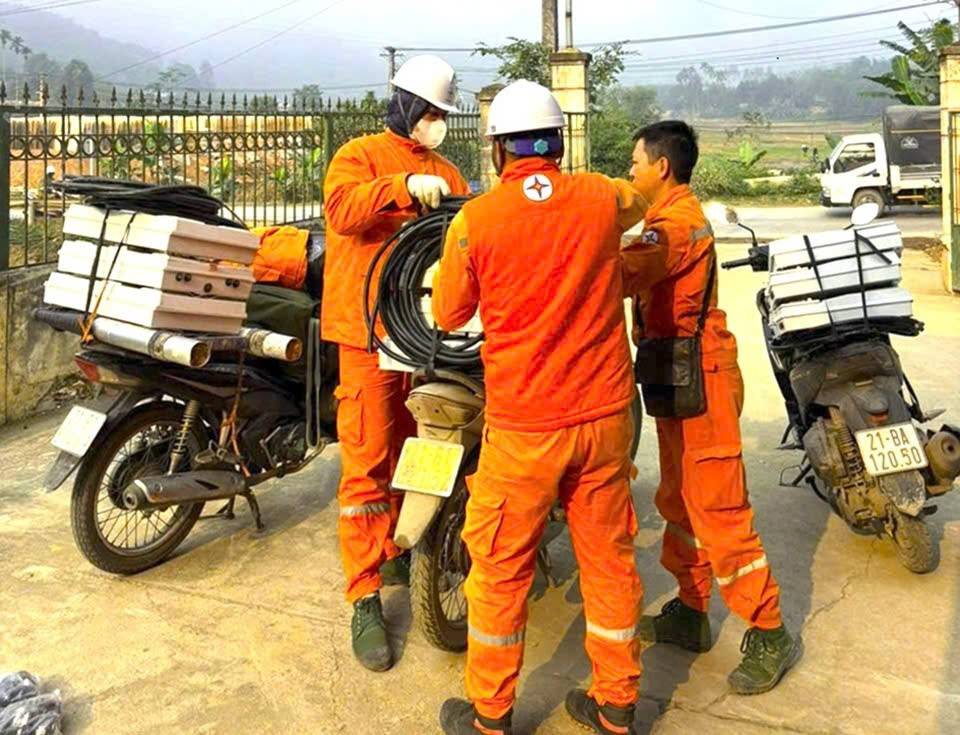 Lào Cai: Điện lực Trấn Yên cùng Công an xã Lương Thịnh sớm cấp điện cho người dân tái định cư
