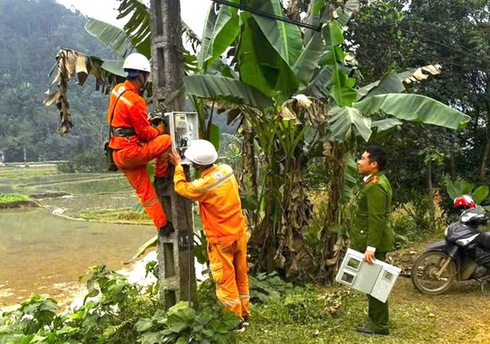 Lào Cai: Điện lực Trấn Yên cùng Công an xã Lương Thịnh sớm cấp điện cho người dân tái định cư