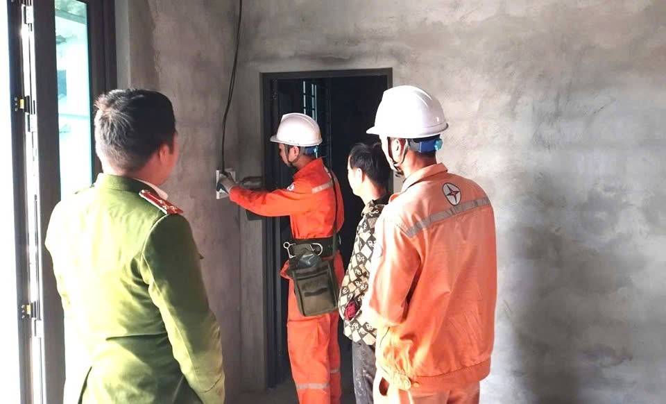 Lào Cai: Điện lực Trấn Yên cùng Công an xã Lương Thịnh sớm cấp điện cho người dân tái định cư