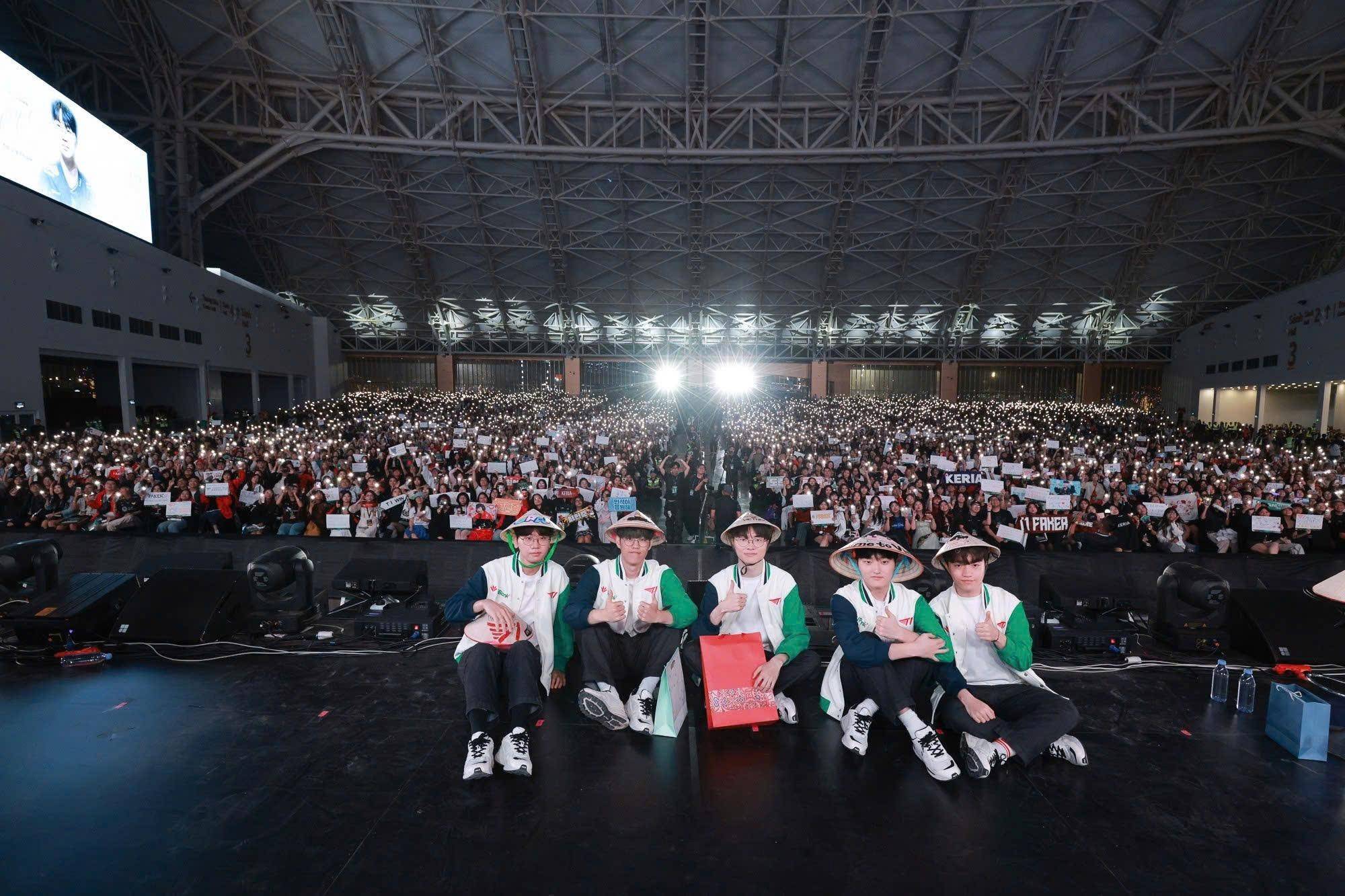 Hành trình đáng nhớ của Faker và T1 tại Việt Nam