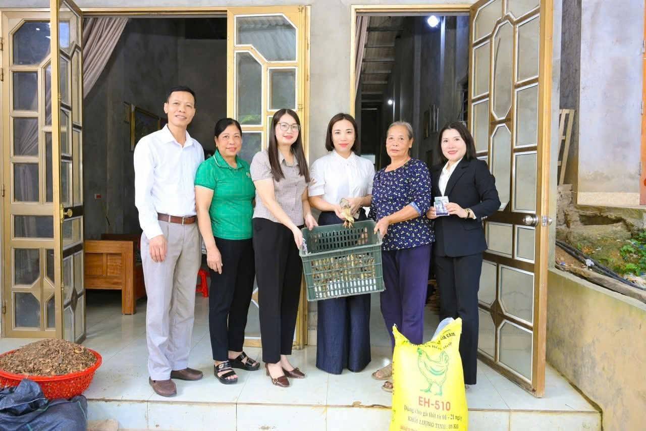 Nhiều hộ nghèo của xã Mậu A đc hỗ trợ con giống và thức ăn chăn nuôi