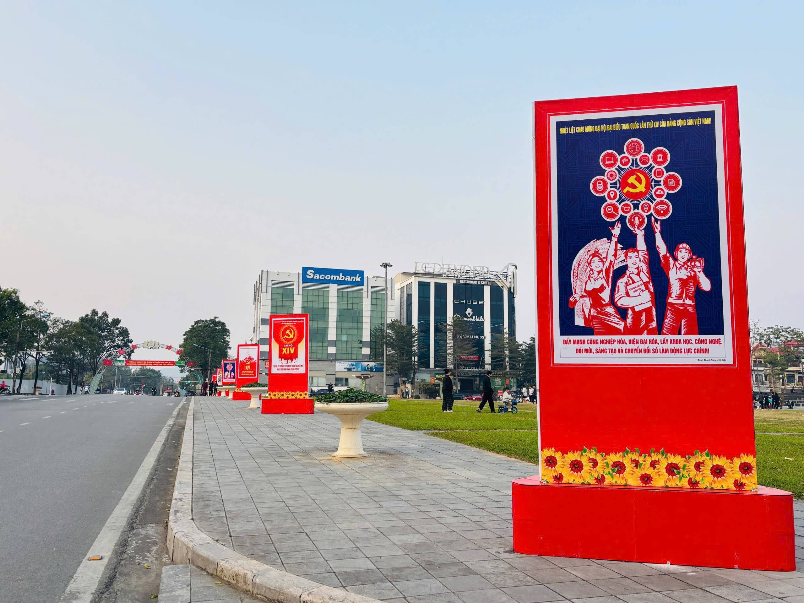 Pa nô, áp phích, băng rôn khẩu hiệu được lắp đặt nổi bật.