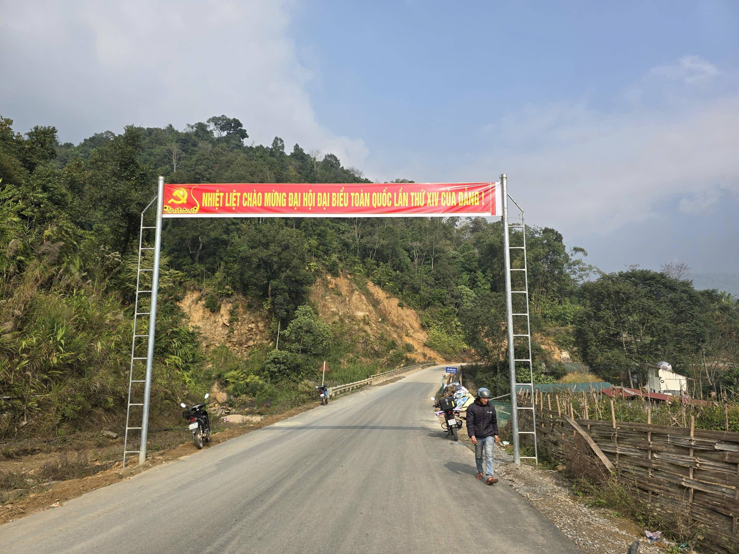 Sắc cờ rực rỡ khắp Lào Cai, khí thế hướng về Đại hội XIV của Đảng