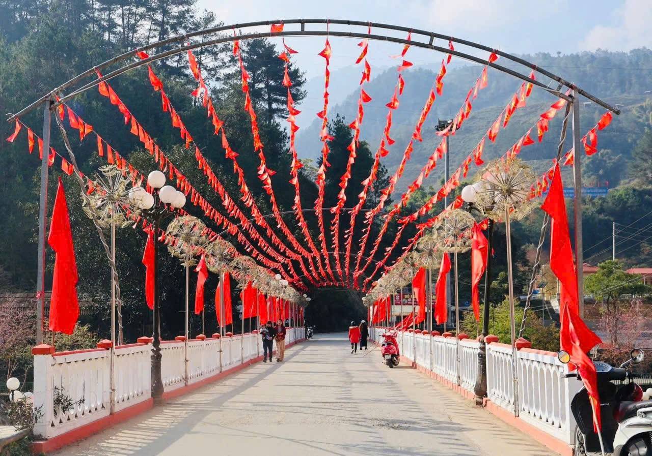 Sắc cờ rực rỡ khắp Lào Cai, khí thế hướng về Đại hội XIV của Đảng