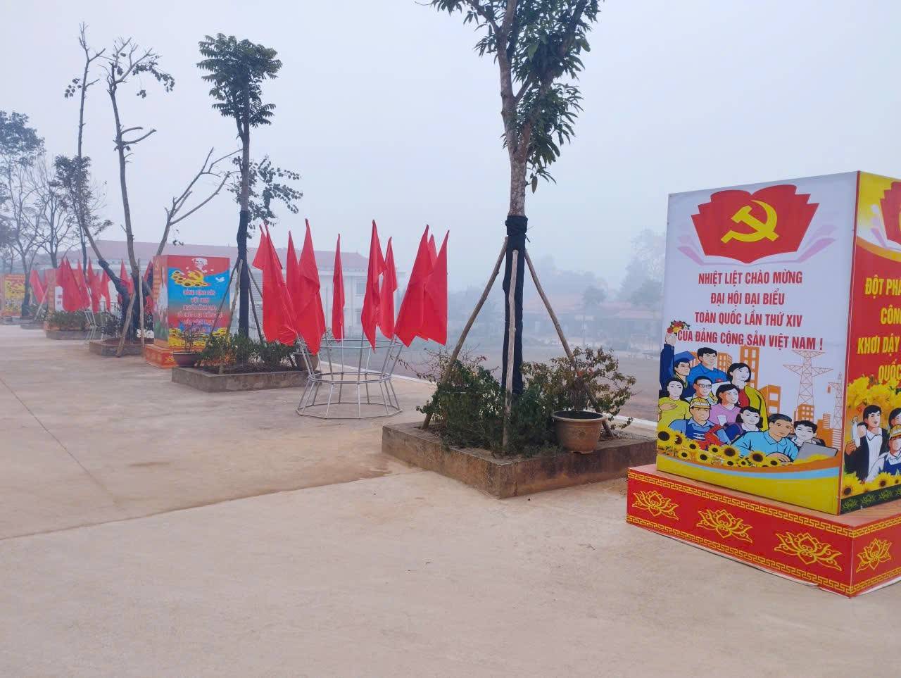 các cụm pa nô, áp phích, băng rôn với nội dung chào mừng Đại hội được bố trí nổi bật, Xã Dương Quỳ