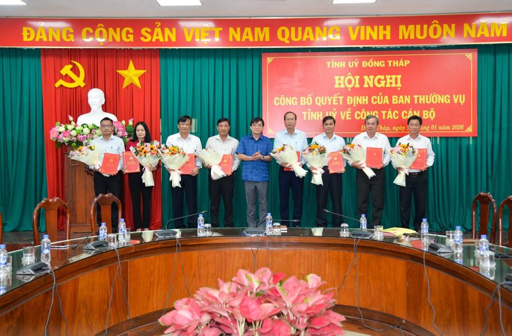 Đồng chí Nguyễn Văn Mười trao Quyết định và tặng hoa chúc mừng các đồng chí nhận nhiệm vụ 