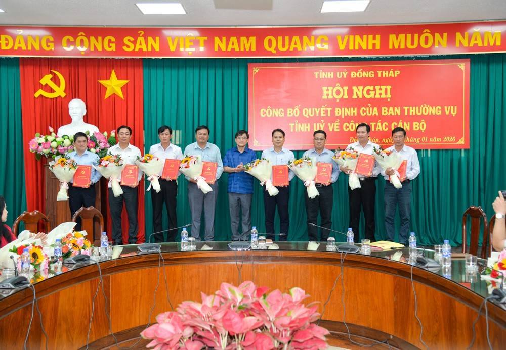 Đồng chí Nguyễn Văn Mười trao Quyết định và tặng hoa chúc mừng các đồng chí nhận nhiệm vụ 