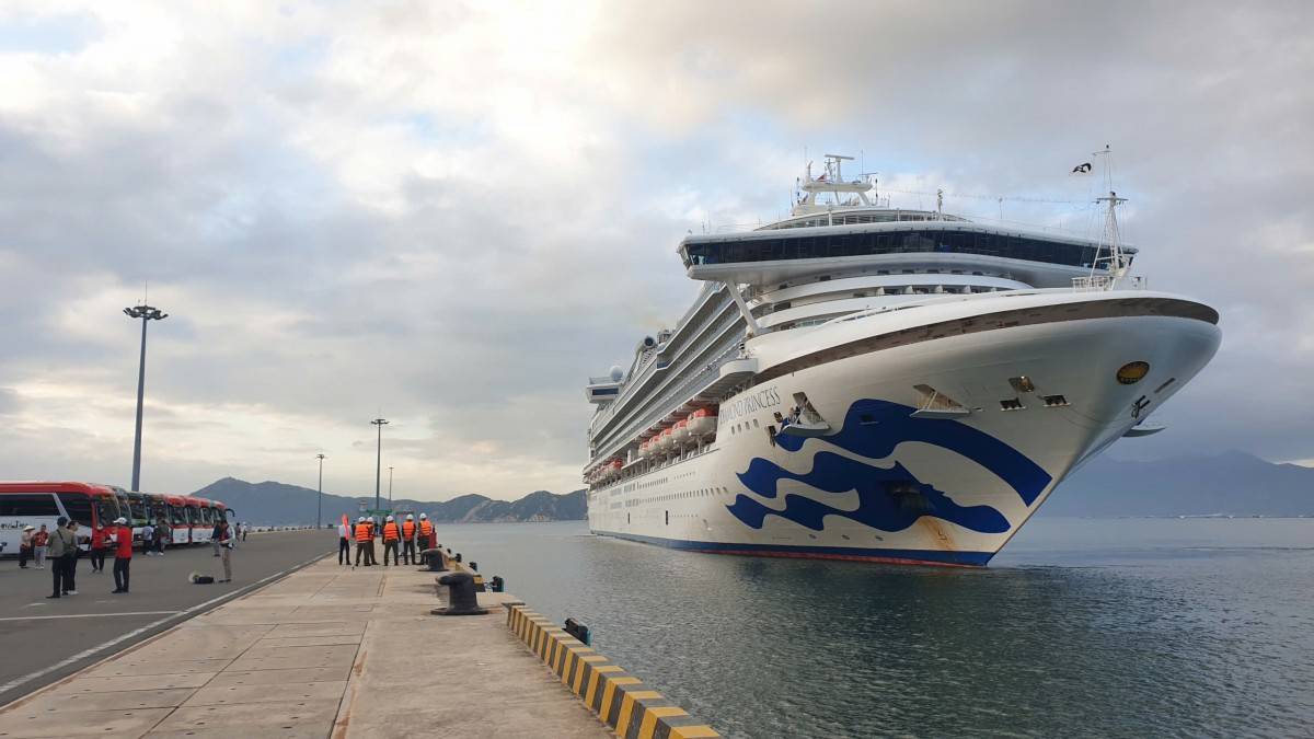 Tàu biển Diamond Princess cập cảng Quốc tế Cam Ranh mang theo 2.600 du khách