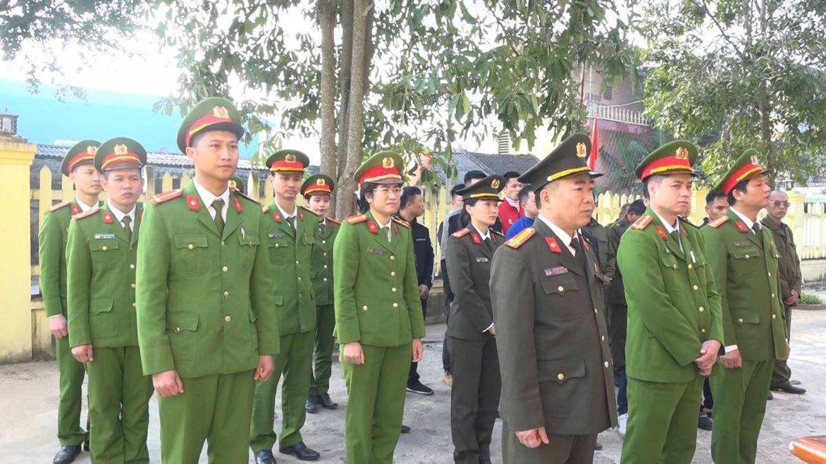 Công an xã Vân Du lan tỏa yêu thương qua gian hàng thiện nguyện, hưởng ứng phong trào thi đua ba nhất: Trung thành nhất – kỷ luật nhất – gần dân nhất