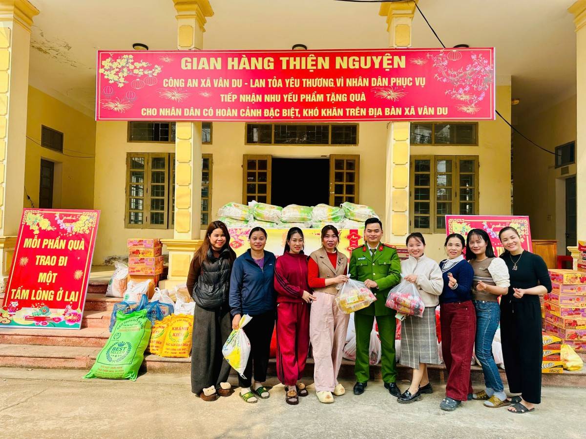 Công an xã Vân Du lan tỏa yêu thương qua gian hàng thiện nguyện, hưởng ứng phong trào thi đua ba nhất: Trung thành nhất – kỷ luật nhất – gần dân nhất