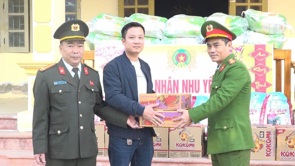 Công an xã Vân Du lan tỏa yêu thương qua gian hàng thiện nguyện, hưởng ứng phong trào thi đua ba nhất: Trung thành nhất – kỷ luật nhất – gần dân nhất