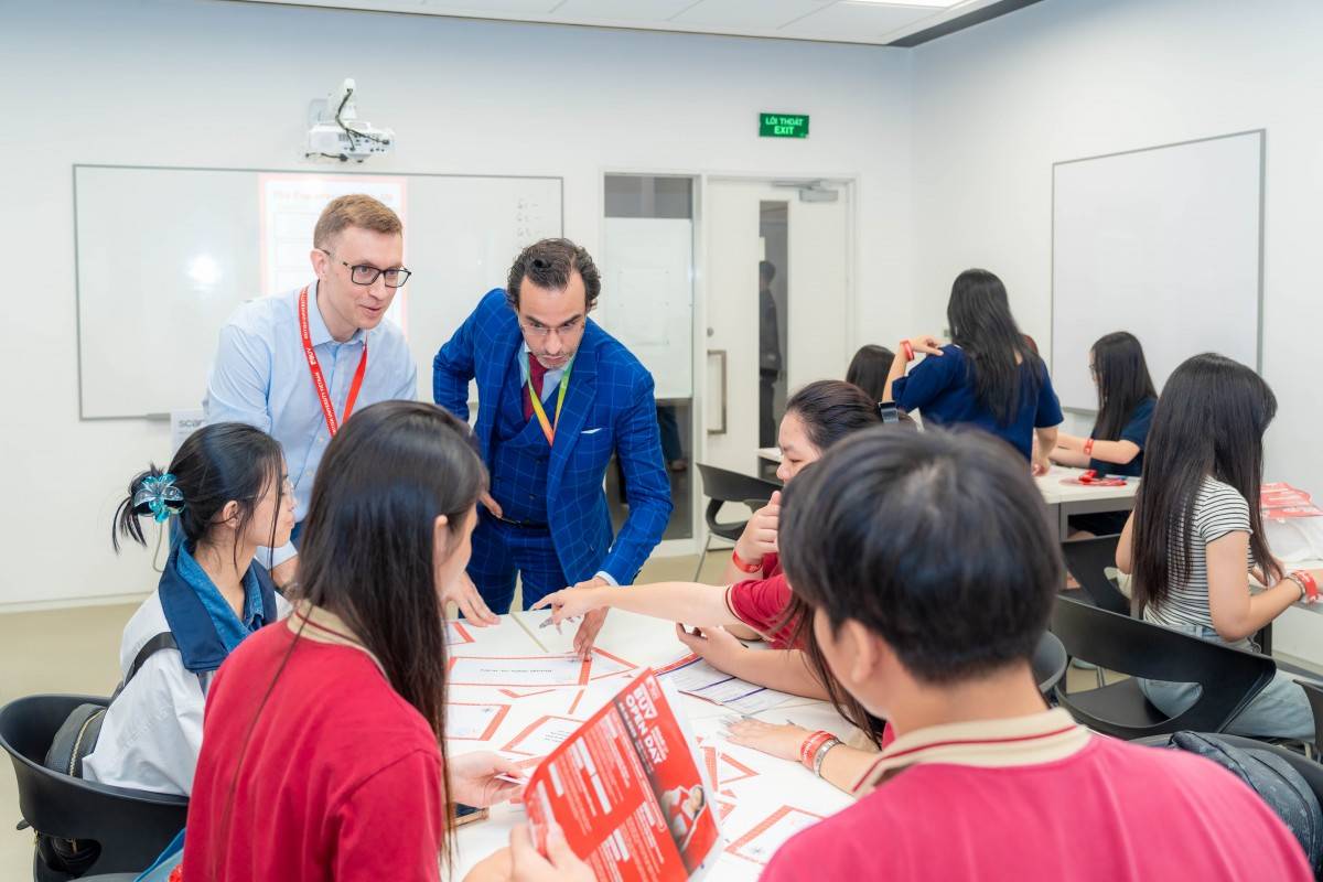 Tiến sĩ Vladimir (ngoài cùng bên trái) và các sinh viên tại BUV 