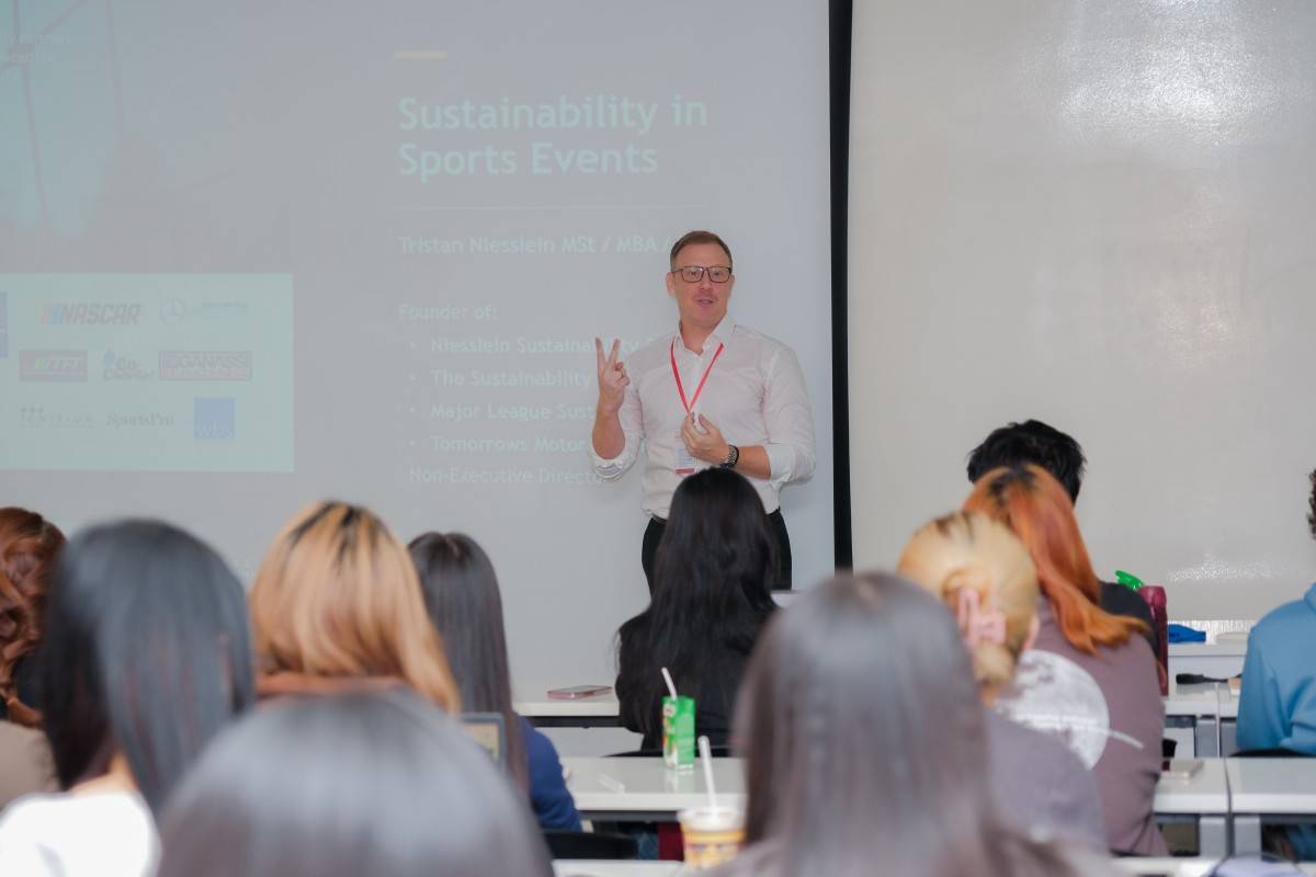 Ông Tristan trao đổi về tổ chức sự kiện thể thao bền vững tại Trường Đại học Anh Quốc Việt Nam